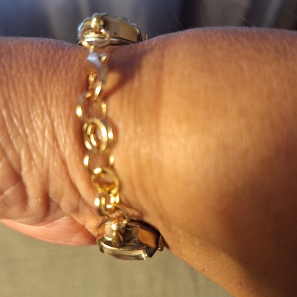 Elegant Gold Women's Bracelet Watch - Picture 2 of 10